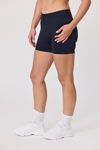 Essential Seamless Shorts - Black